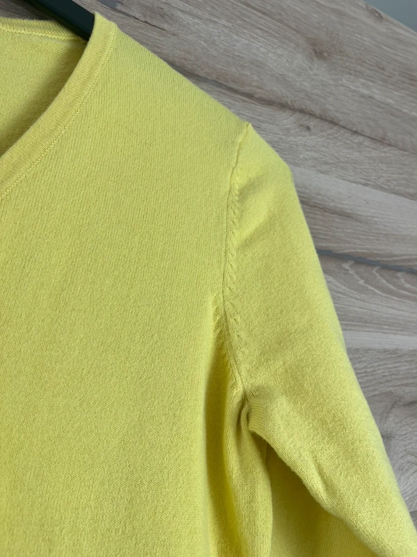 Příjemný měkoučký svetr s výstřihem do V — fotka 5