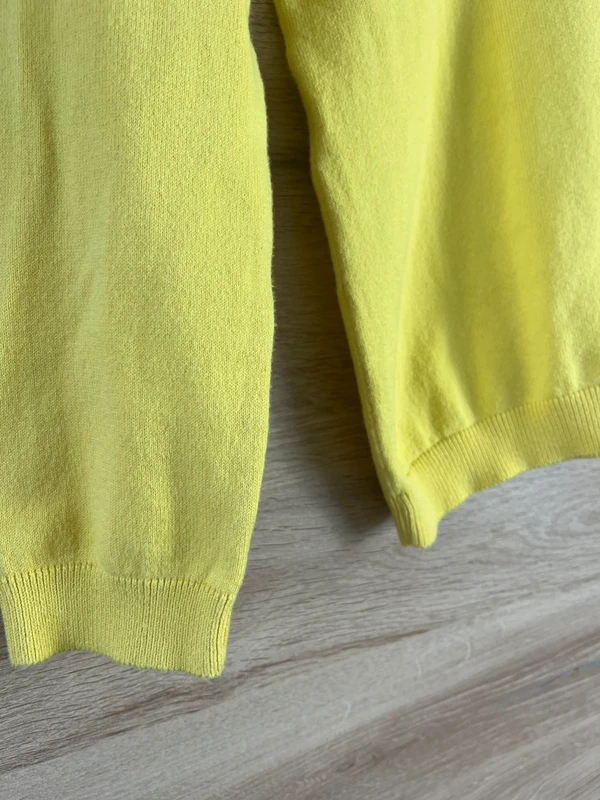 Příjemný měkoučký svetr s výstřihem do V — fotka 4