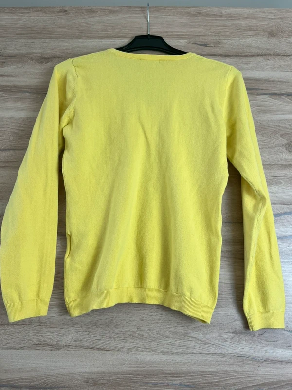 Příjemný měkoučký svetr s výstřihem do V — fotka 2