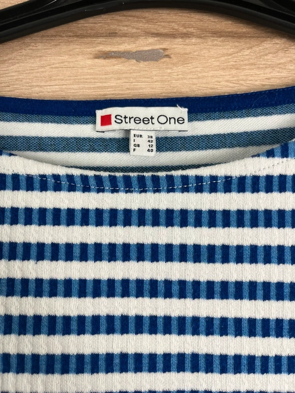 Pruhovaná mikina z příjemného úpletového materiálu — fotka 4