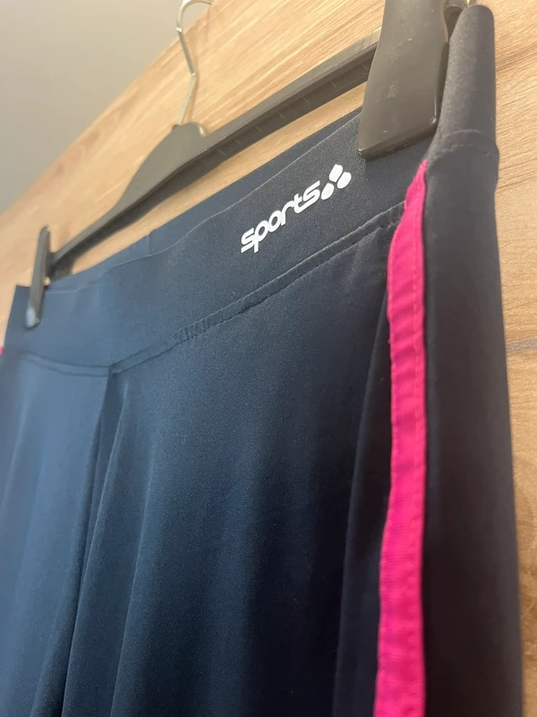 NKD sportovní 3/4 legíny s růžovým pruhem — fotka 4