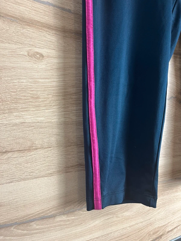 NKD sportovní 3/4 legíny s růžovým pruhem — fotka 3