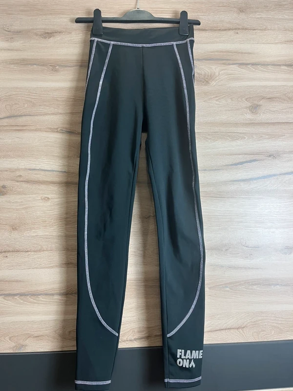 Sportovní legíny s pružným materiálem