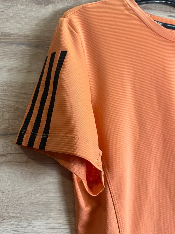 Lehké sportovní tričko z funkčního materiálu — fotka 4