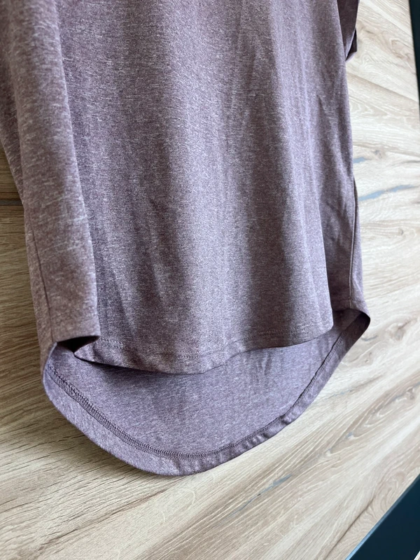 Lehoučké sportovní tričko z příjemného strečového materiálu — fotka 3