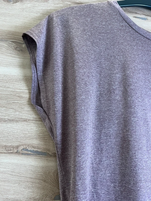 Lehoučké sportovní tričko z příjemného strečového materiálu — fotka 4