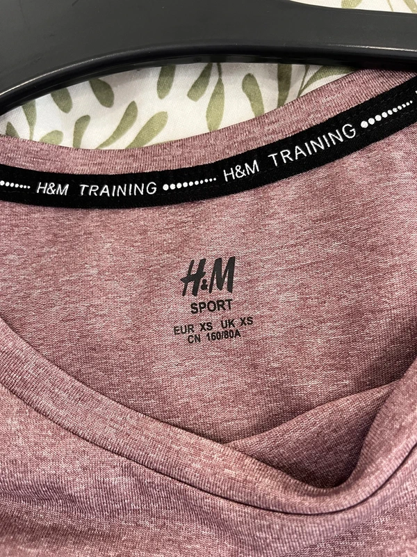 Lehoučké sportovní tričko z příjemného strečového materiálu — fotka 5