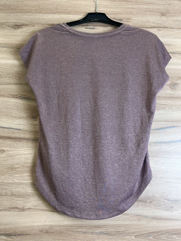 Lehoučké sportovní tričko z příjemného strečového materiálu — fotka 2