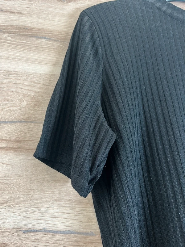 Příjemný žebrovaný top v černé barvě — fotka 3