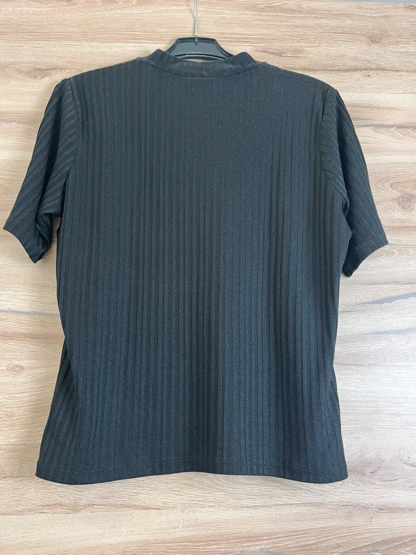 Příjemný žebrovaný top v černé barvě — fotka 2