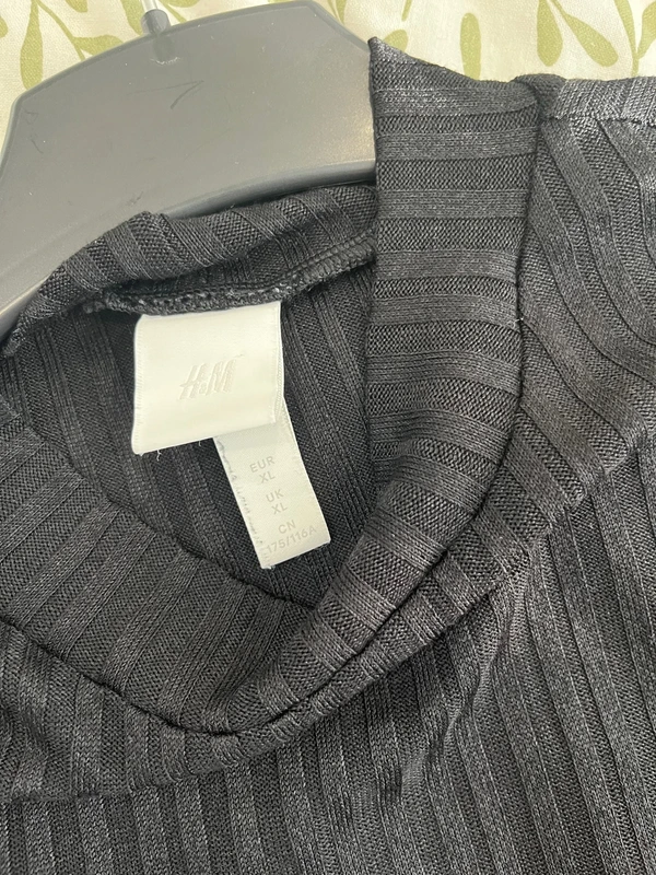 Příjemný žebrovaný top v černé barvě — fotka 4