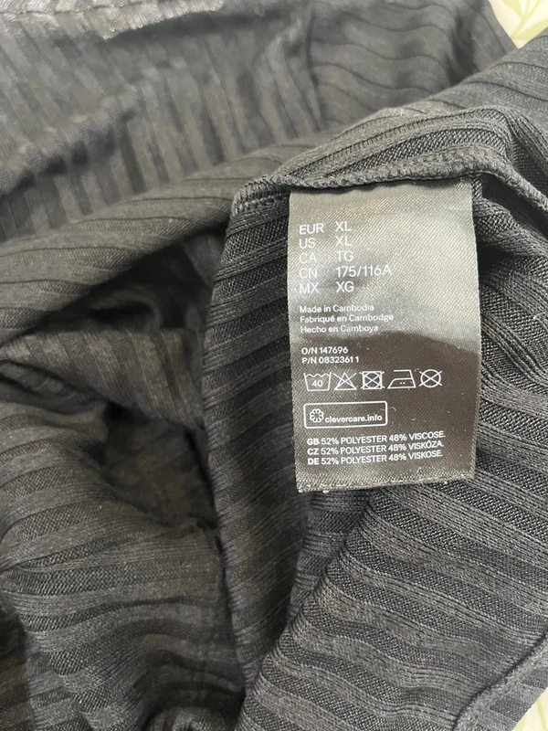 Příjemný žebrovaný top v černé barvě — fotka 5