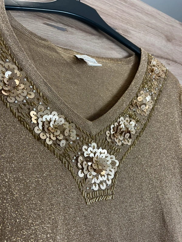 Zlatý třpytivý svetr MONA s ozdobeným výstřihem — fotka 2