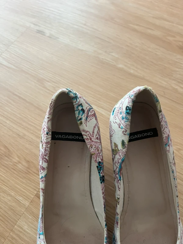 Klínové lodičky s květinovým vzorem — detail