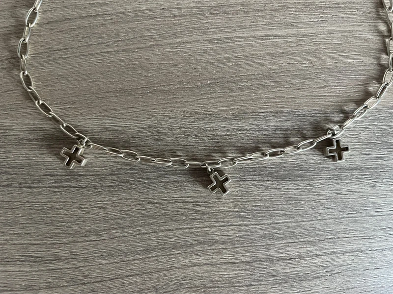 Stříbrný řetízek s přívěsky křížků — detail