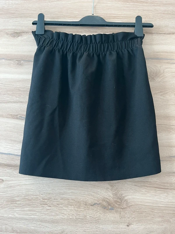 Černá sukně Bershka 🖤 — detail
