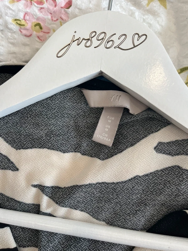 Lehké šaty H&M s výrazným zebra vzorem 🖤 — fotka 5